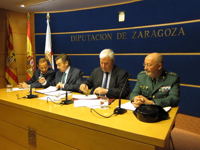 Firma del convenio entre la DPZ y Delegación del Gobierno
