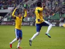 Kaká y Neymar en un Japón - Brasil