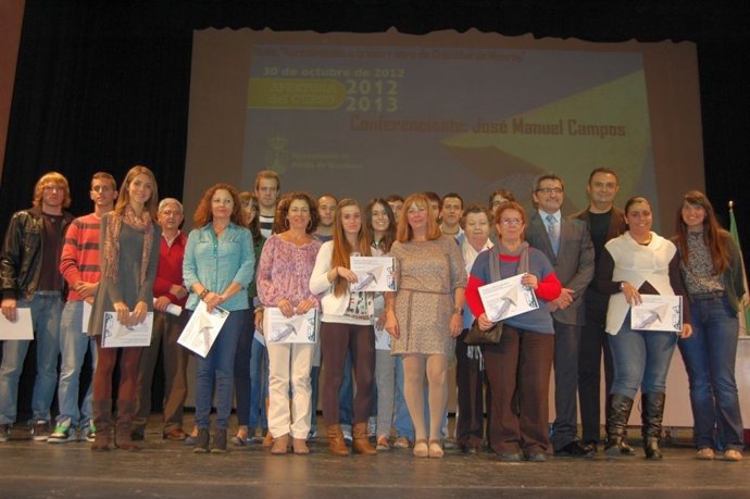 Gutiérrez Limones junto a los alumnos que recibieron sus premios