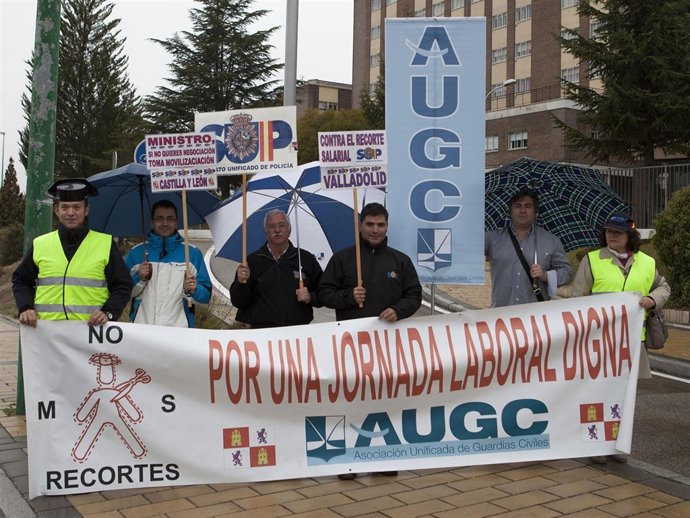 Miembros de la AUGC ante la Comandancia de Valladolid.