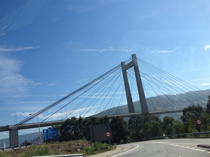 Vista de la AP-9 a su paso por el puente de Rande.