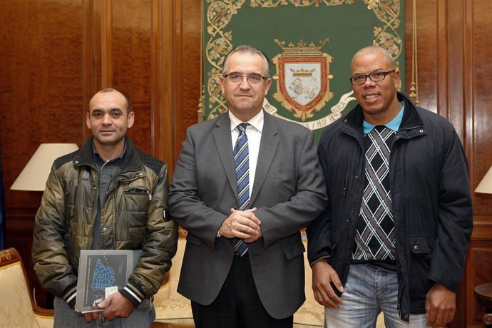 Enrique Maya, con representantes de la Asociación de Dominicanos en Pamplona.