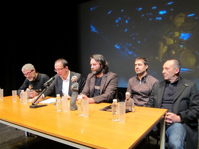 Miembros del elenco del filme 'O Apóstolo' con el secretario xeral de Cultura