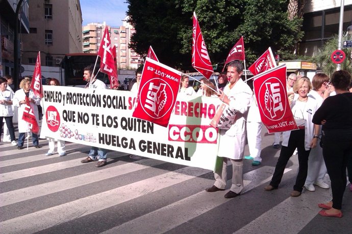 Concentración a las puertas del Hospital Morales Meseguer