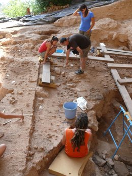 Los Autores De Este Trabajo En Una De Las Campañas De Excavaciones En El Yacimi