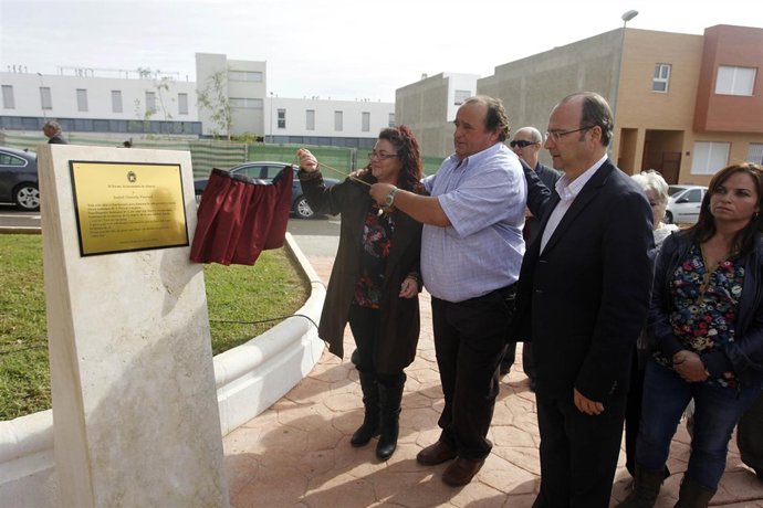 Inauguración de un monolito en el parque Isabel Cazorla