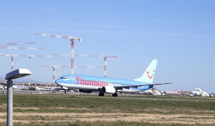 Imagen De Un Avión Despegando En El Aeropuerto De El Altet