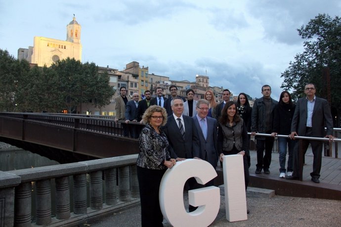 El primer secretario del PSC,  Pere Navarro, con miembros del PSC en Girona