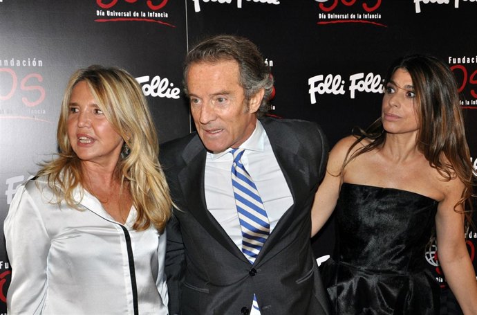 Alfonso Díez con dos amigas