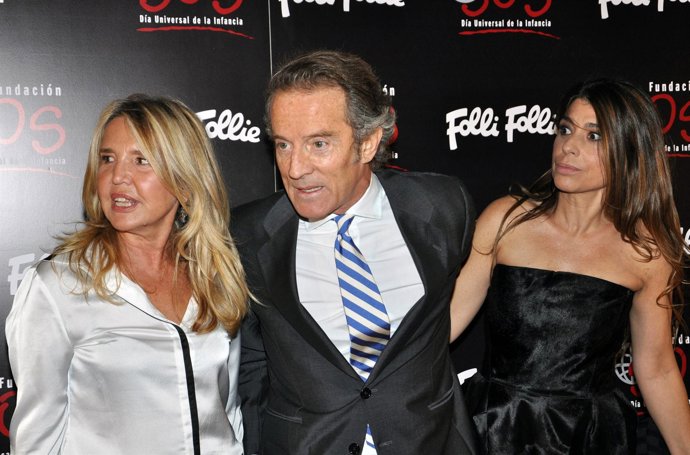 Alfonso Díez con dos amigas