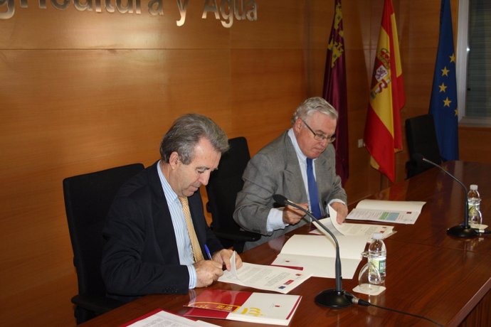 El consejero de Agricultura y Agua, Antonio Cerdá, y el rector de la UMU