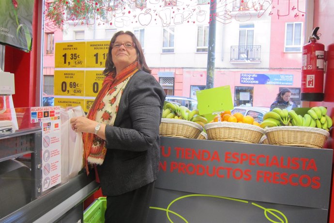 La presidenta de Dia, Ana María Llopis, haciendo la compra en Dia Fresh