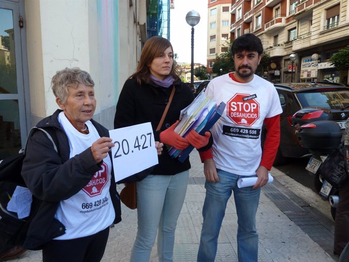 Representantes de Stop Desahucios Gipuzkoa