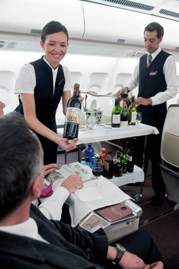 Azafatas ofreciendo vino en Iberia