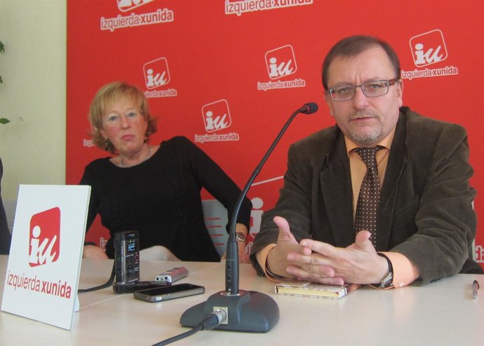 Iglesias, con la diputada autonómica, Emilia Vázquez, en rueda de prensa.