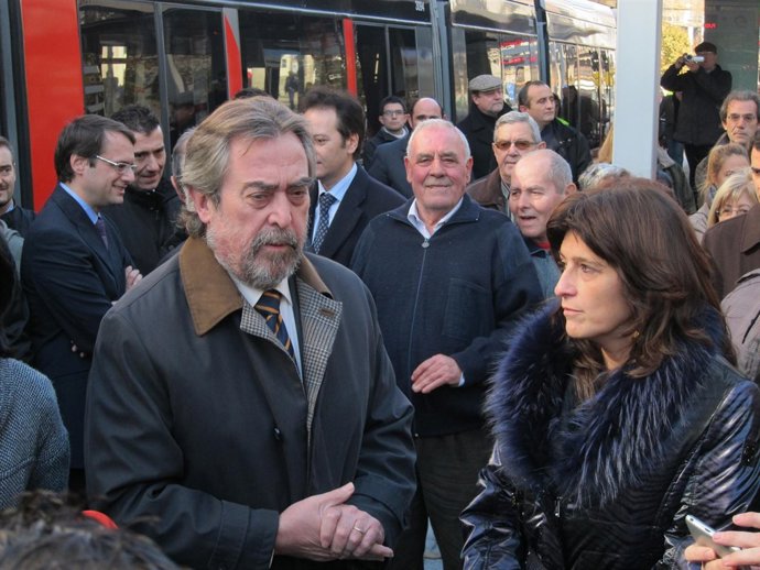 Belloch al lado del tranvía en Plaza de España
