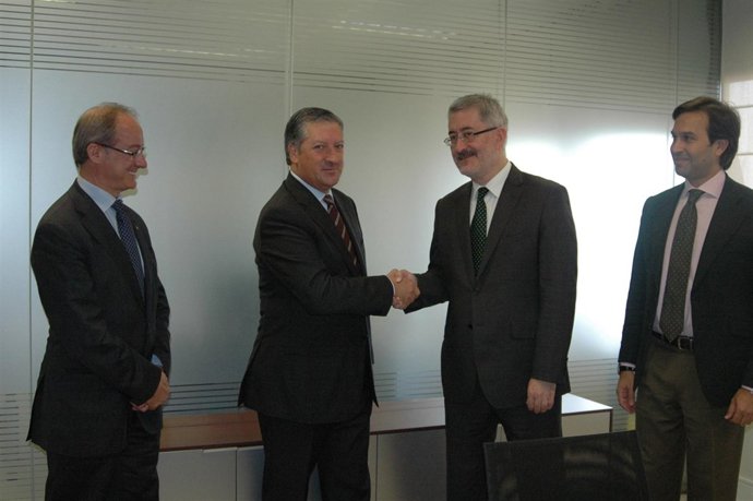 Antonio Ávila se reúne con miembros de SEAT.