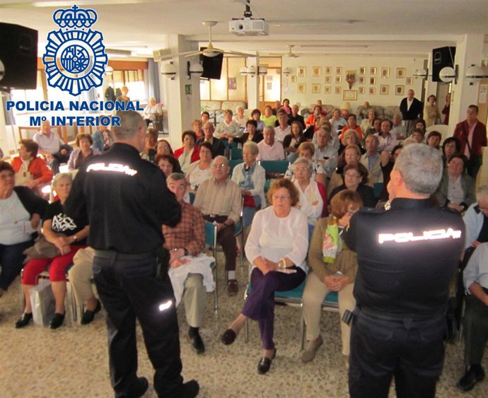 Imagen de una de las charlas del Plan Mayor Seguridad