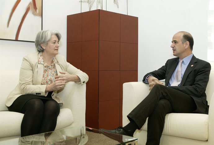 La consejera Lourdes Goicoechea y el presidente del Parlamento, Alberto Catalán.