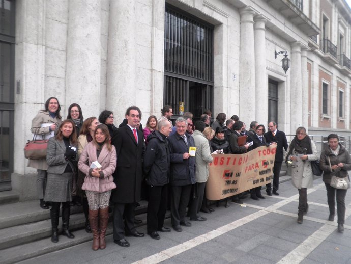 Concentración de abogados ante las puertas de la Audiencia de Valladolid.      