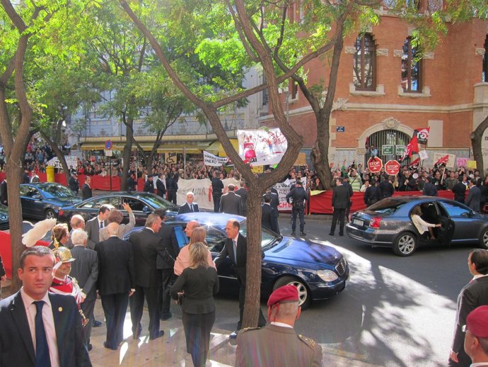La Reina saliendo de La Lonja con las protestas de diversos colectivos
