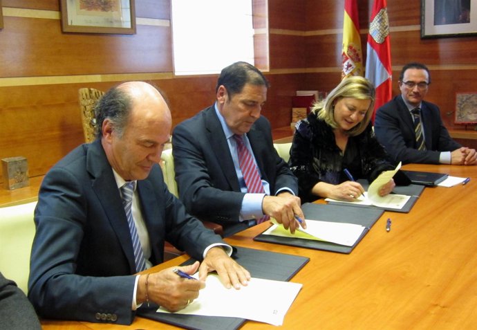 Díaz Villarig, Sáez Aguado y Del Olmo firman un acuerdo.