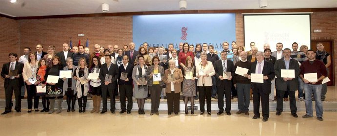 Català Posa Con Los Ganadores De Los "Oscar De La Educación".