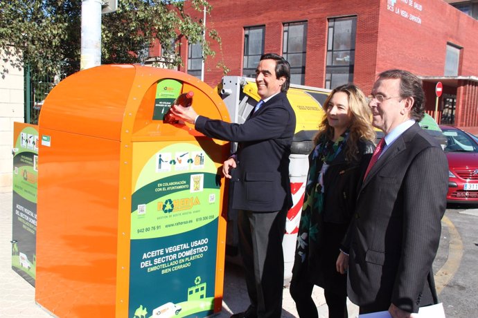 Calderón presenta los nuevos contenedores de aceite vegetal usado