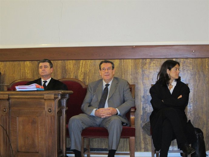 Hernández Mateo Sentado Junto A Su Letrado