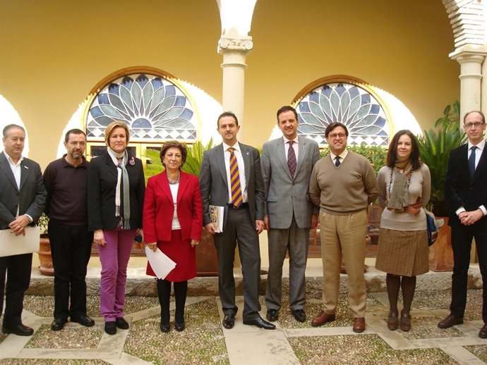 Nestares, de rojo, con representantes de Lucena, Córdoba y Sevilla.