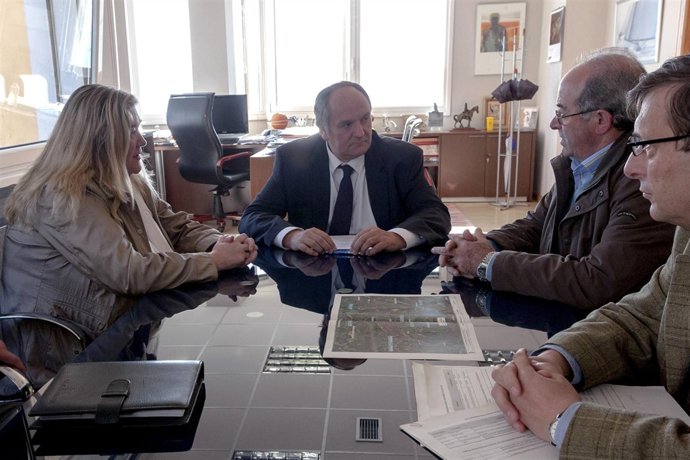 El consejero con los alcaldes de Los Tojos, Ruente y Mazcuerras