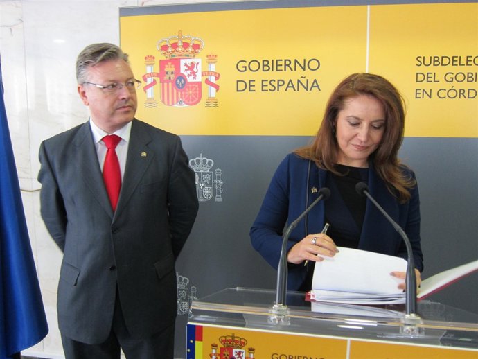 Crespo hojea unos documentos observada por el subdelegado de Córdoba