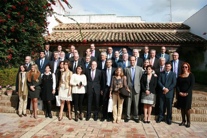Foto de familia de los empleados de CajaSur con Pla (centro) en Viana