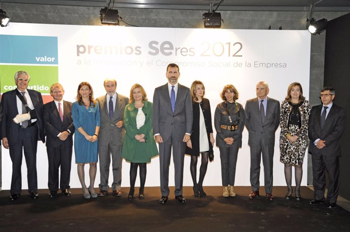 Los Príncipes de Asturias con los premiados           