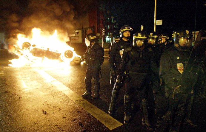 Violentos disturbios en los suburbios de París en 2005