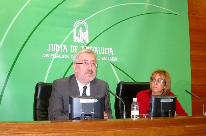 Antonio Ávila y Purificación Gálvez presentas el presupuesto de la Junta de 2013