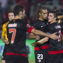 Adrián, Miranda y el Cebolla Rodríguez celebran un gol