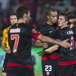 Adrián, Miranda y el Cebolla Rodríguez celebran un gol