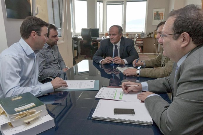 Reunión de Javier Fernández y el alcalde de Valdeolea