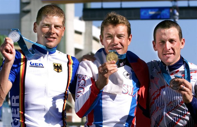 Viacheslav Ekimov, Jan Ullrich y Lance Armstrong en los Juegos Olímpicos Sidney 