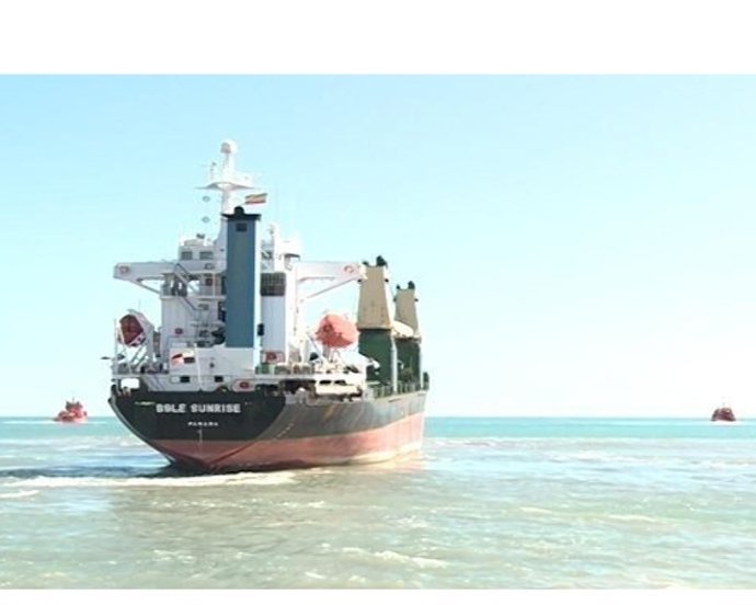 Buque 'Sunrise' En La Playa De El Saler (Valencia)