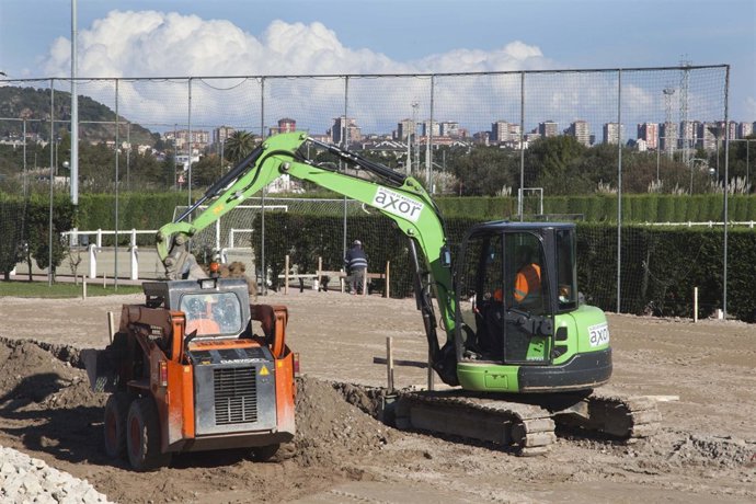 Obras de construcción de las pistas de padel en Camargo