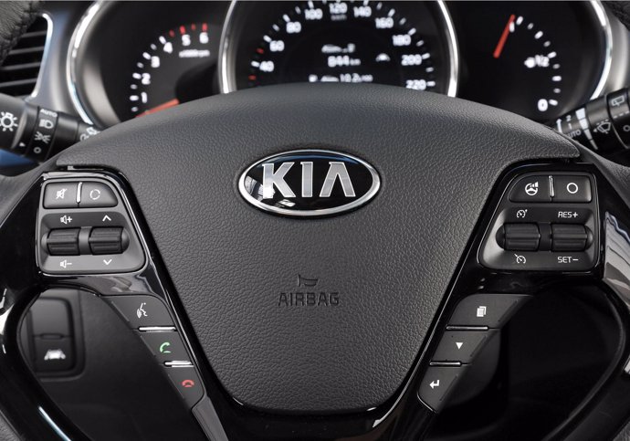 Detalles Interior Nuevo Kia Cee'd Cinco Puertas - Volante, GPS, Cuentakilómetros