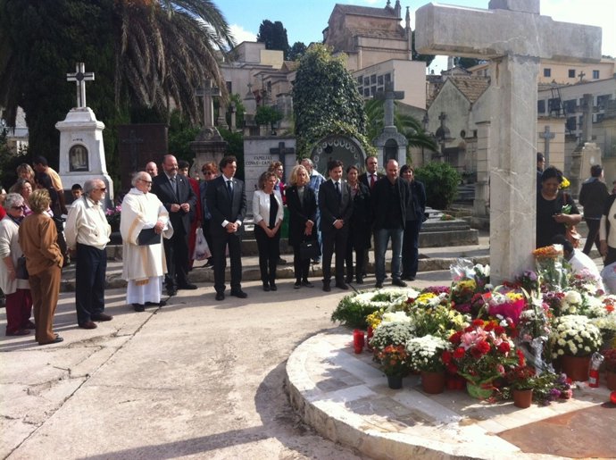 Isern y las autoridades en el cementario de Palma