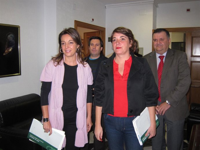 Isabel Ambrosio junto a Elena Cortés antes de presentar las cuentas para Córdoba