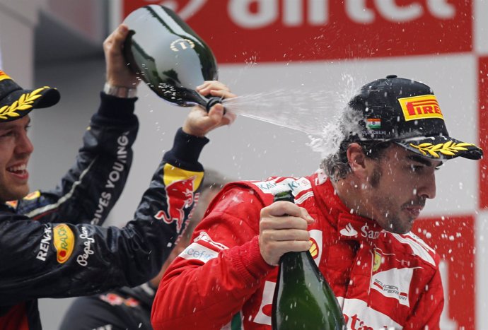 Sebastian Vettel (Red Bull) riega de cava a Fernando Alonso (Ferrari) 