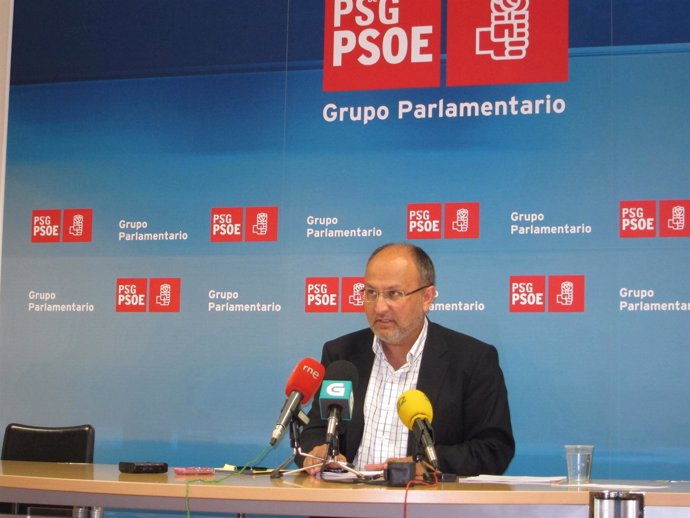 El portavoz del PSdeG en el Parlamento, Abel Losada, en rueda de prensa