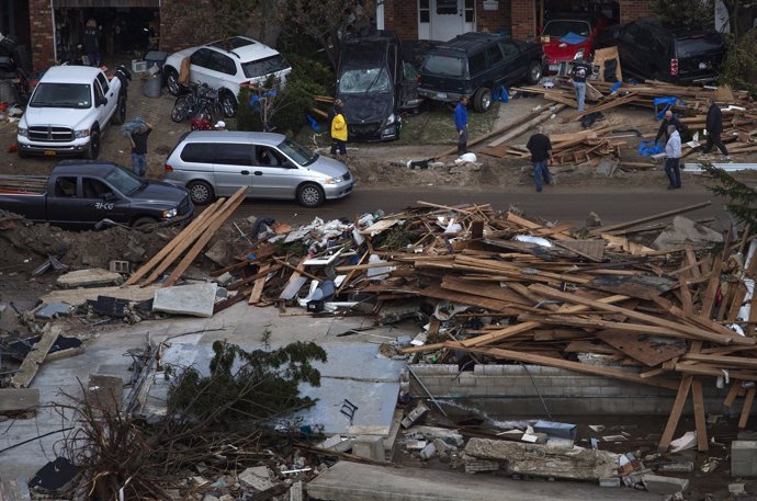 'Sandy' Deja A Su Paso Un Rastro De Escombros En Brighton, New York