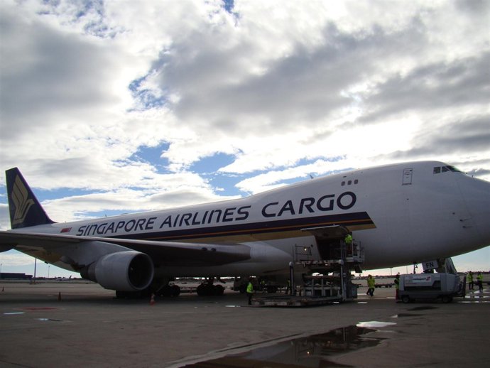 Boing 747-400 de Singapore Cargo Airlines con material de MotoGP