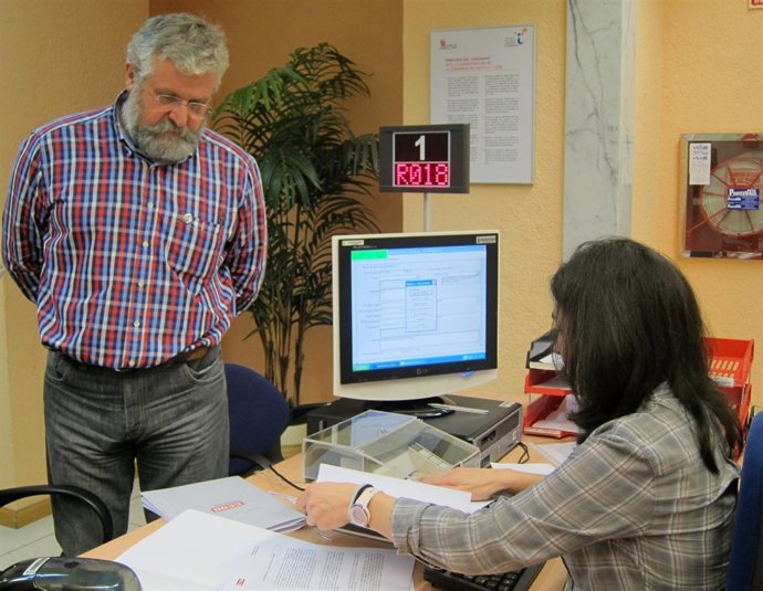 El secretario de Organización bde CC.OO en CyL observa el registro de documentos